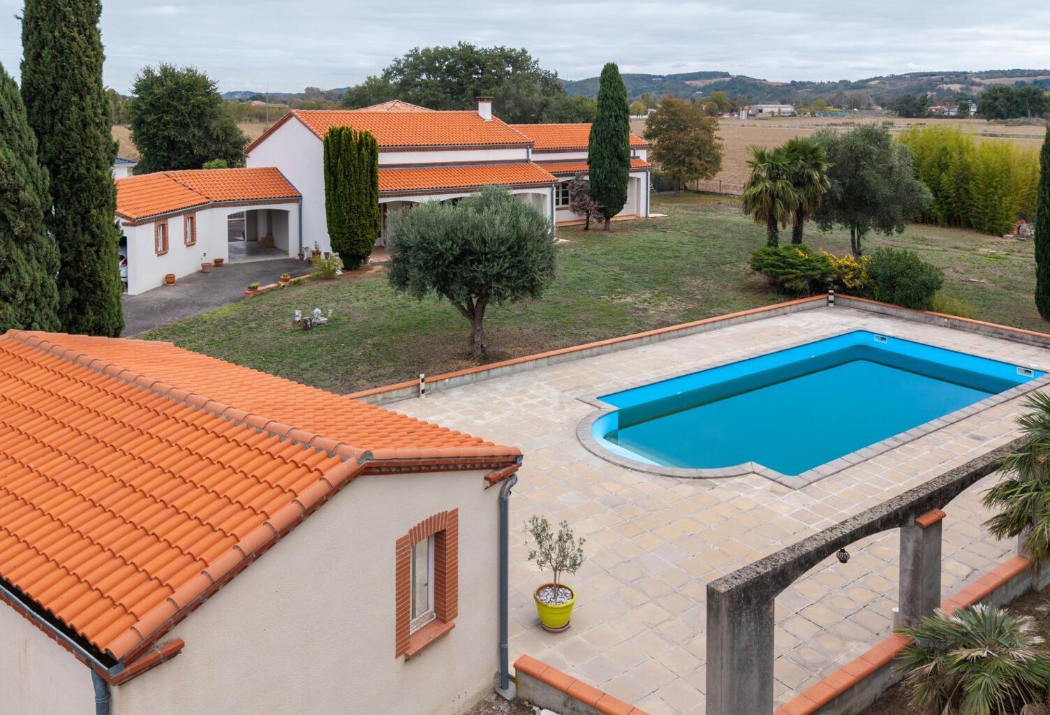 Villa familiale de 198 m² avec piscine, pool house et garage — photo 1