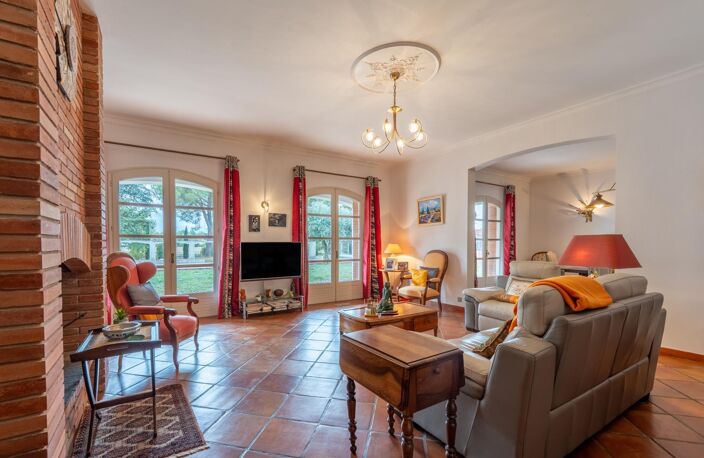 Villa familiale de 198 m² avec piscine, pool house et garage — photo 3