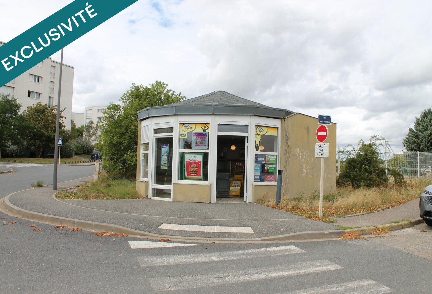 kiosque FDJ et PMU et depot de pains et BONBONS — photo 1