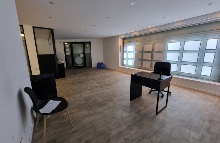 Immeuble Local + bureaux — photo 2
