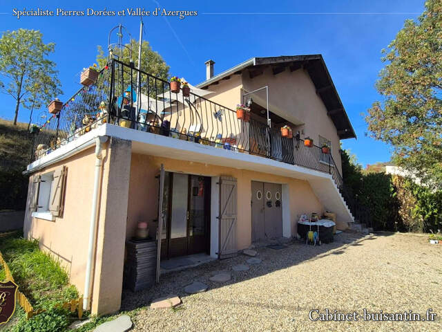 Maison avec terrasse et jardin arboré — photo du bien
