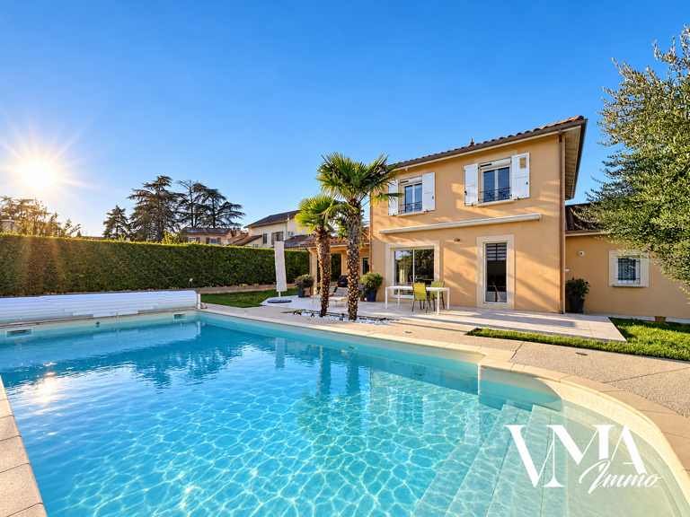 Morancé   Une maison au calme avec piscine et vue dégagée — photo 1