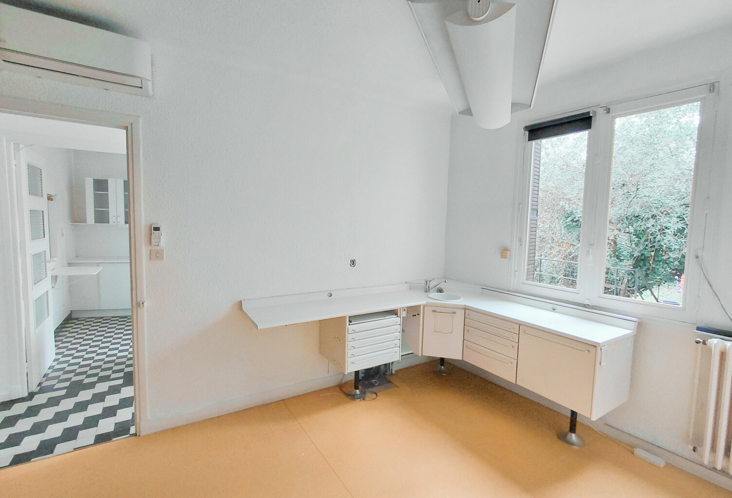 ST ETIENNE DE FONTBELLON - LOCAL PROFESSIONEL 80m2 — photo 1