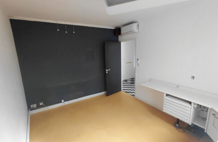 ST ETIENNE DE FONTBELLON - LOCAL PROFESSIONEL 80m2 — photo 2