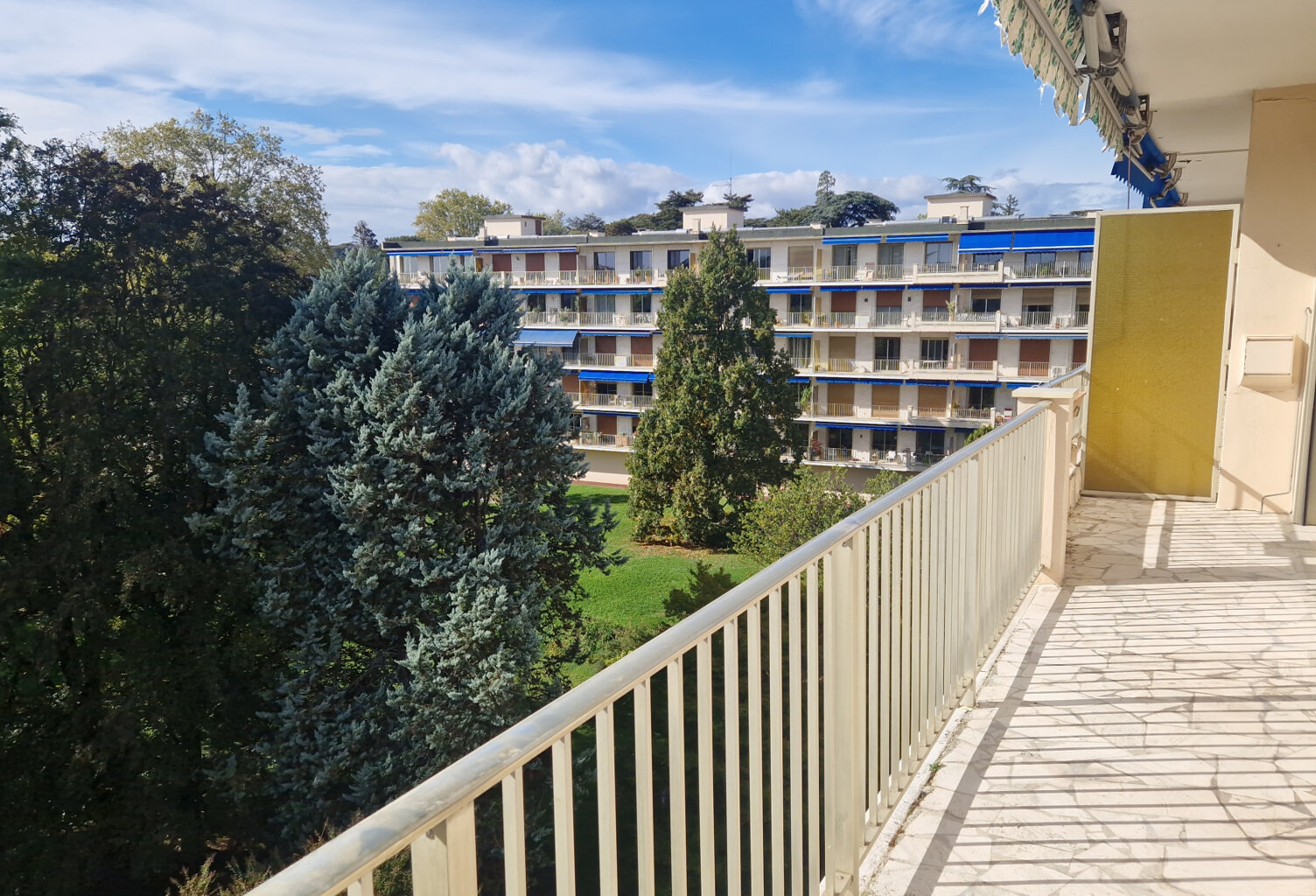 LOCATION ECULLY 69130 APPARTEMENT 4 PIECES 3 CHAMBRES BALCON RESIDENCE PARC CAVE STATIONNEMENT — photo 1