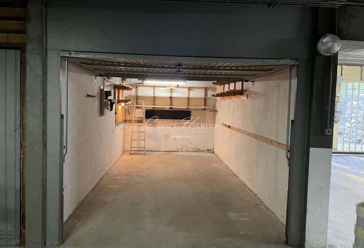 GRENOLE - GARAGE- BOX FERME — photo 1