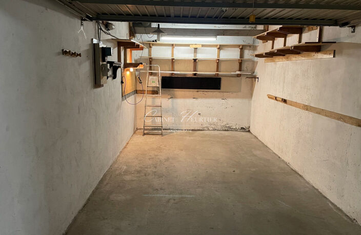 GRENOLE - GARAGE- BOX FERME — photo 2