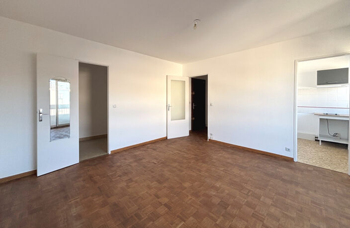 Marseille 6ème secteur Lodi, T1 avec bacon en étage élevé avec ascenseur — photo 3