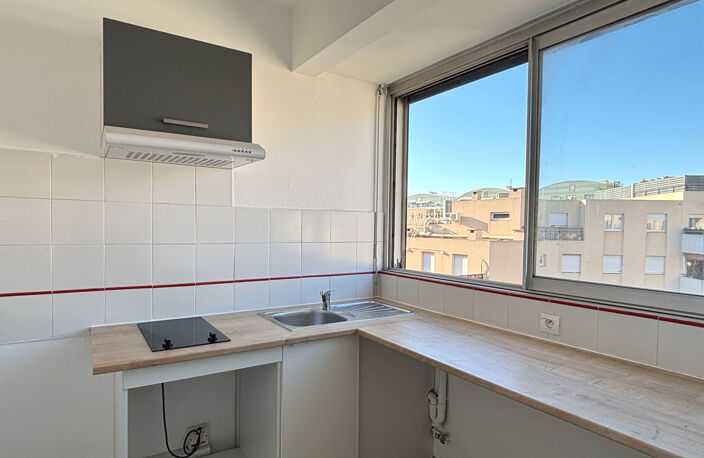 Marseille 6ème secteur Lodi, T1 avec bacon en étage élevé avec ascenseur — photo 5