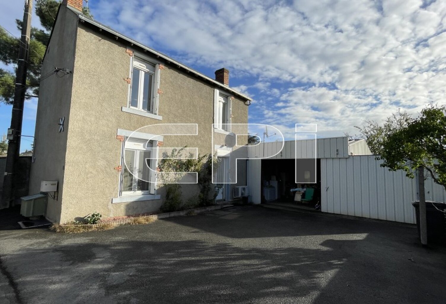 6424 CENTRE DE ST-VARENT<br>MAISON comportant cuisine, salon/sé — photo 1