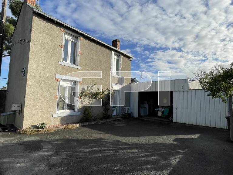 6424 CENTRE DE ST-VARENT<br>MAISON comportant cuisine, salon/sé — photo 1