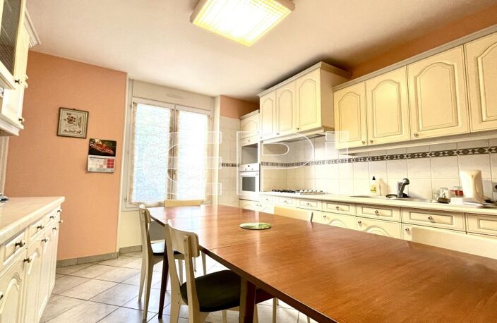 6424 CENTRE DE ST-VARENT<br>MAISON comportant cuisine, salon/sé — photo 2
