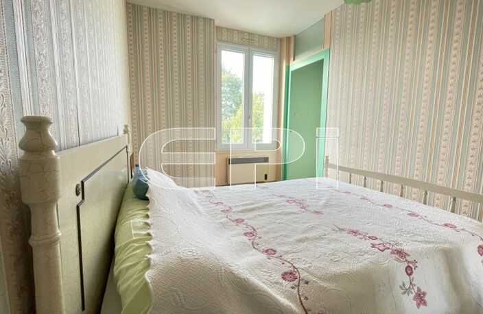 6424 CENTRE DE ST-VARENT<br>MAISON comportant cuisine, salon/sé — photo 4