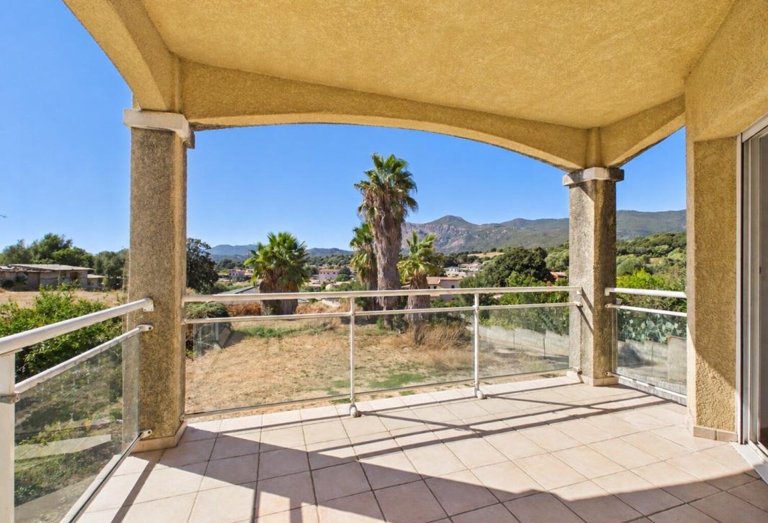A VENDRE F2 AVEC TERRASSE PLAINE DE PERI — photo 1