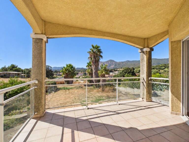 A VENDRE F2 AVEC TERRASSE PLAINE DE PERI — photo 1
