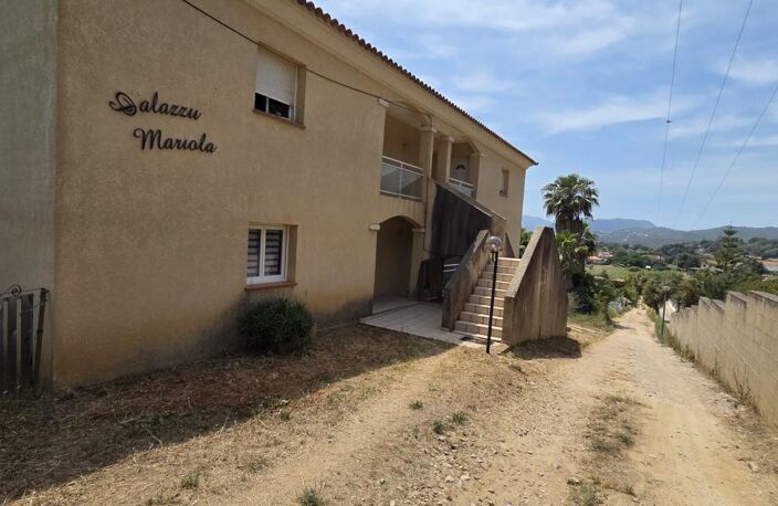 A VENDRE F2 AVEC TERRASSE PLAINE DE PERI — photo 3