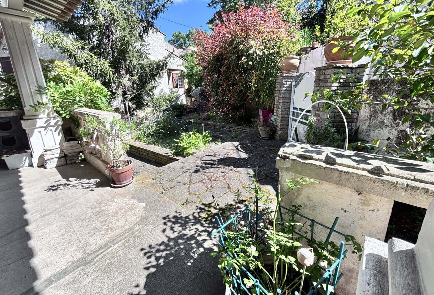 SAINT-CYR-SUR-MER   Propriété avec 2 maisons et un studio sur 950 m2 de terrain — photo 1
