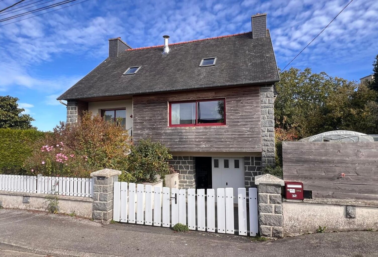 Maison rénovée de 109,5 m² à vendre à Carhaix-Plouguer – Un bien aux multiples possibilités — photo 1