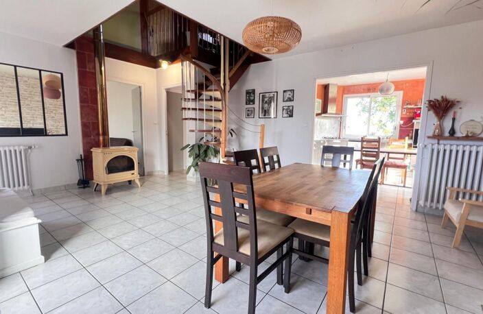 Maison rénovée de 109,5 m² à vendre à Carhaix-Plouguer – Un bien aux multiples possibilités — photo 2