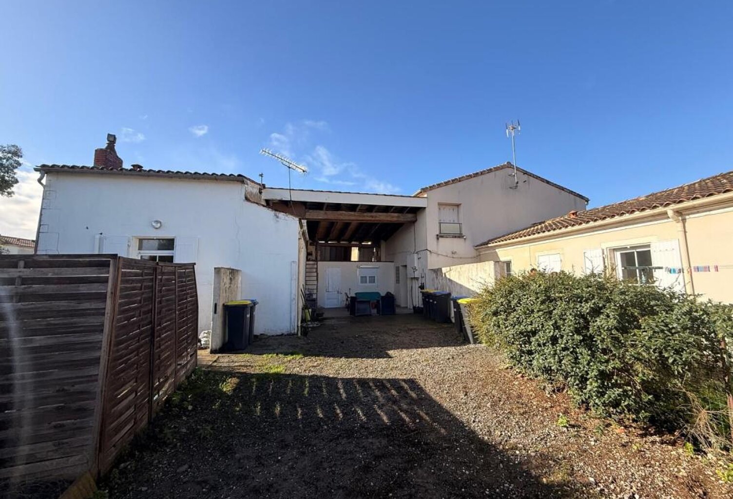 ENSEMBLE IMMOBILIER À FORT POTENTIEL AU CŒUR DE DOMPIERRE-SUR-MER — photo 1