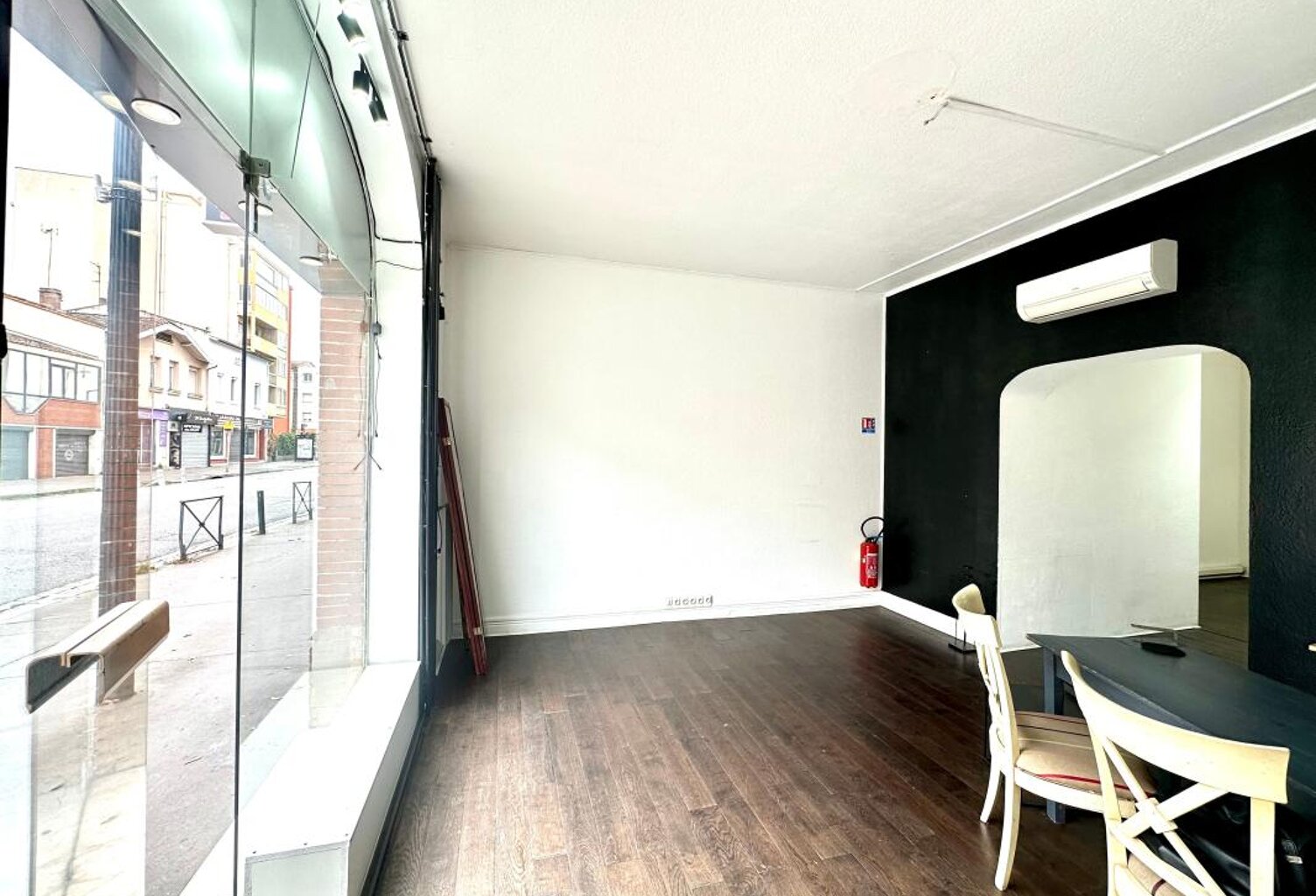 Bien Commercial À Vendre FAUBOURG BONNEFOY — photo 1