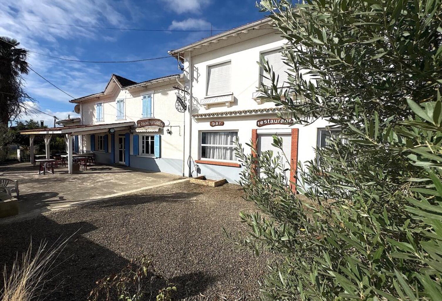 ENSEMBLE IMMOBILIER AVEC RESTAURANT, DEUX APPARTEMENTS, UN PARKING — photo 1