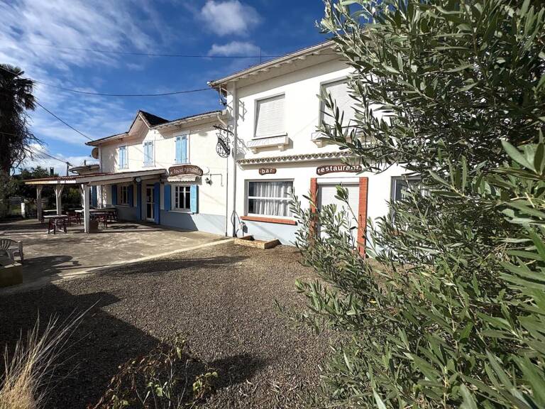 ENSEMBLE IMMOBILIER AVEC RESTAURANT, DEUX APPARTEMENTS, UN PARKING — photo 1