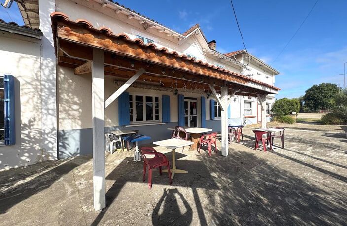 ENSEMBLE IMMOBILIER AVEC RESTAURANT, DEUX APPARTEMENTS, UN PARKING — photo 2