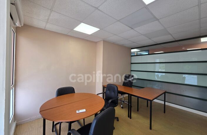Bureau/local de 14 m², lumineux – Idéalement situé à Jarry — photo 2