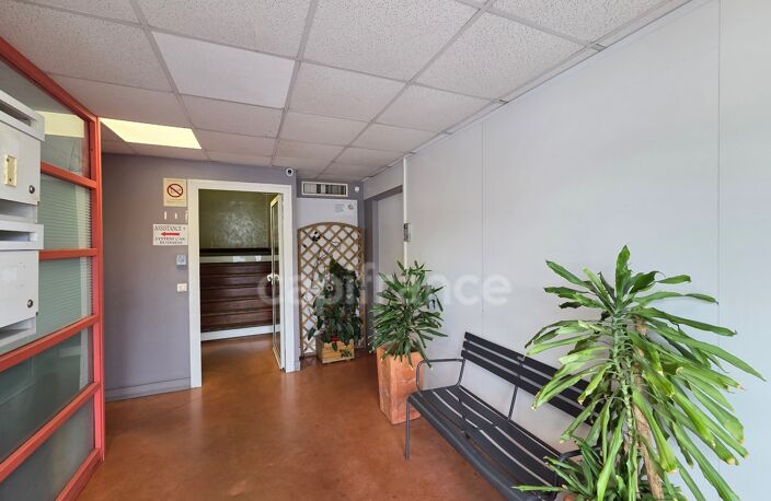 Bureau/local de 14 m², lumineux – Idéalement situé à Jarry — photo 3