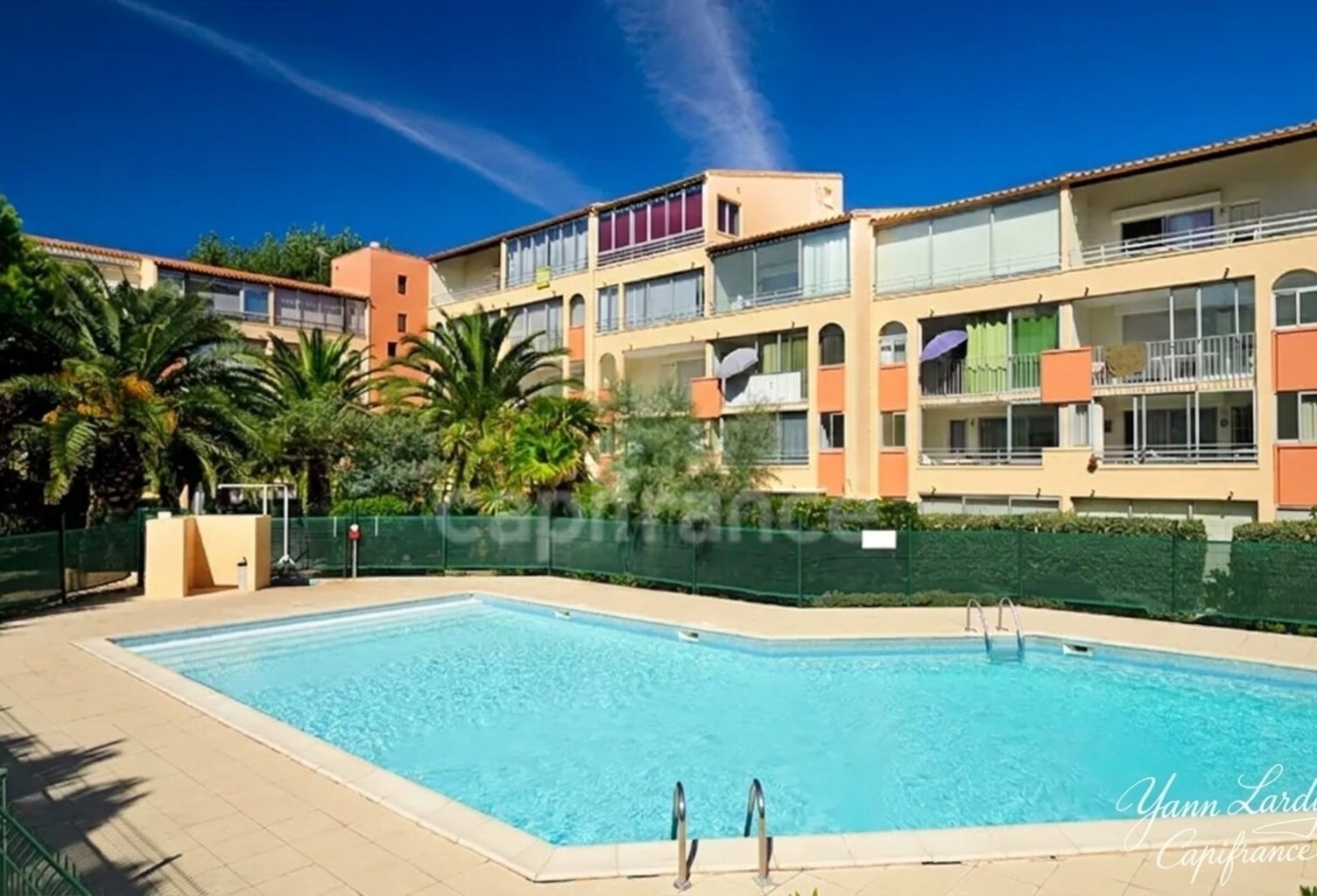 LE CAP D’AGDE – APPARTEMENT MEUBLÉ AVEC VRAIE CABINE FERMÉE À FENÊTRE | GRANDE LOGGIA FERMÉE MODULABLE 10 M² | VUE JARDIN & PISCINE | PARKING PRIVÉ SÉCURISÉ & LOCAL VÉLOS | PLAGE ET PORT À PIED — photo 1
