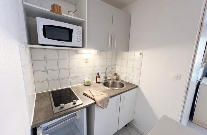 LE CAP D’AGDE – APPARTEMENT MEUBLÉ AVEC VRAIE CABINE FERMÉE À FENÊTRE | GRANDE LOGGIA FERMÉE MODULABLE 10 M² | VUE JARDIN & PISCINE | PARKING PRIVÉ SÉCURISÉ & LOCAL VÉLOS | PLAGE ET PORT À PIED — photo 4