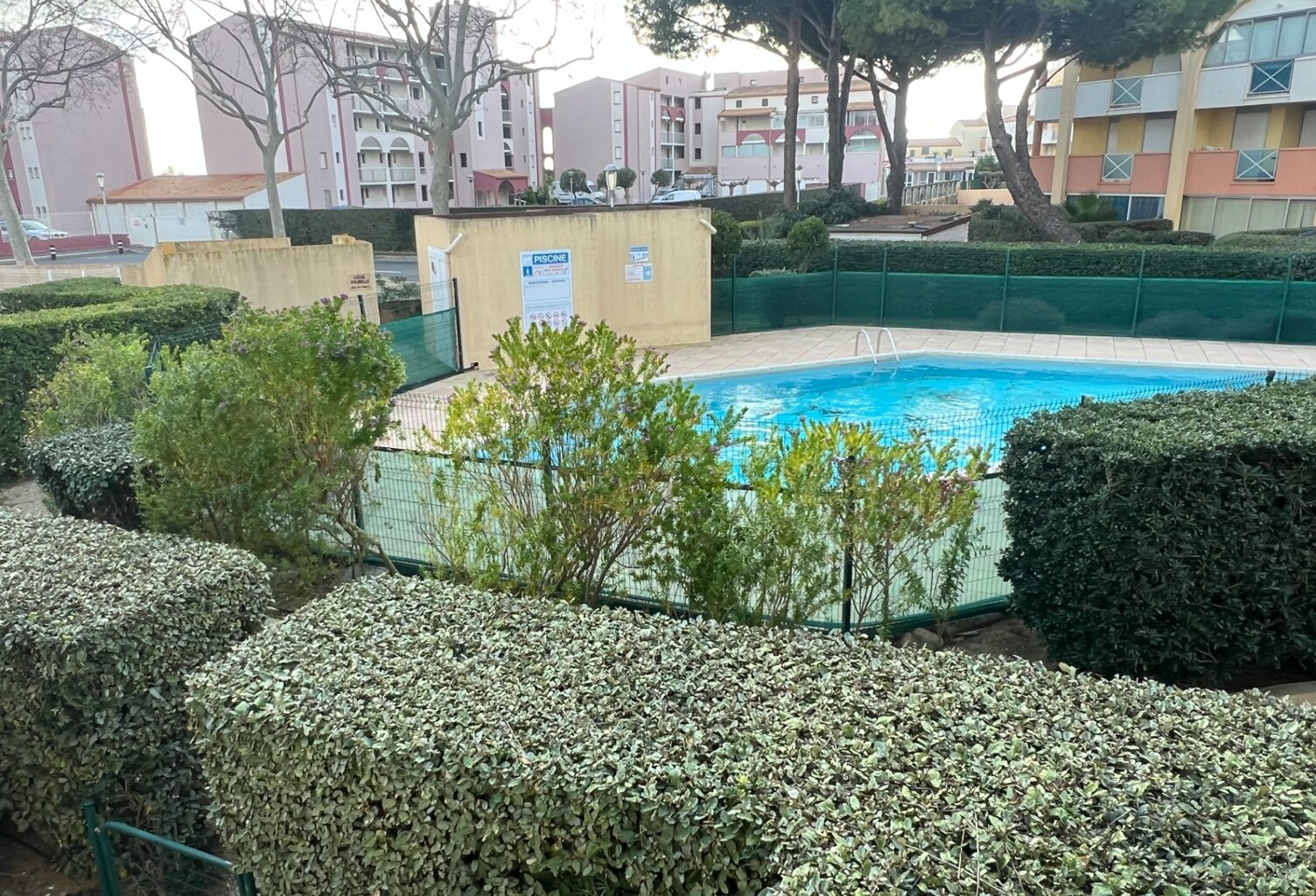 LE CAP D’AGDE – APPARTEMENT MEUBLÉ AVEC VRAIE CABINE FERMÉE À FENÊTRE | GRANDE LOGGIA FERMÉE MODULABLE 10 M² | VUE JARDIN & PISCINE | PARKING PRIVÉ SÉCURISÉ & LOCAL VÉLOS | PLAGE ET PORT À PIED — photo 1