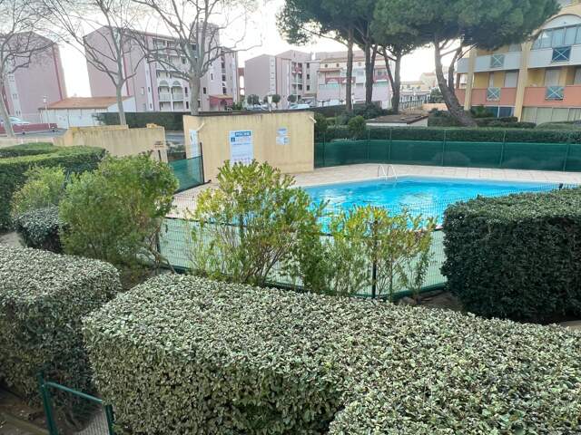 LE CAP D’AGDE – APPARTEMENT MEUBLÉ AVEC VRAIE CABINE FERMÉE À FENÊTRE | GRANDE LOGGIA FERMÉE MODULABLE 10 M² | VUE JARDIN & PISCINE | PARKING PRIVÉ SÉCURISÉ & LOCAL VÉLOS | PLAGE ET PORT À PIED — photo du bien