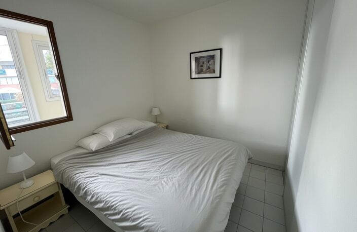 LE CAP D’AGDE – APPARTEMENT MEUBLÉ AVEC VRAIE CABINE FERMÉE À FENÊTRE | GRANDE LOGGIA FERMÉE MODULABLE 10 M² | VUE JARDIN & PISCINE | PARKING PRIVÉ SÉCURISÉ & LOCAL VÉLOS | PLAGE ET PORT À PIED — photo 3