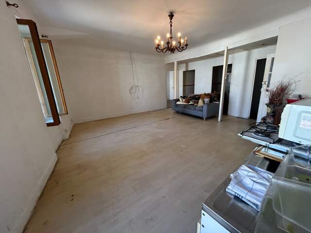 Maison à vendre 85,000€ CERESTE (04) — photo du bien