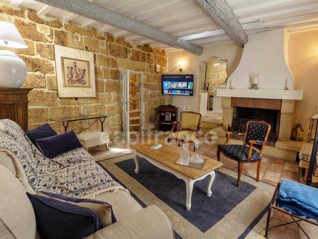 UZES, élégante maison de ville en pierre du XVIIIe siècle au cœur d’Uzès, T4 de 108m2 — photo du bien