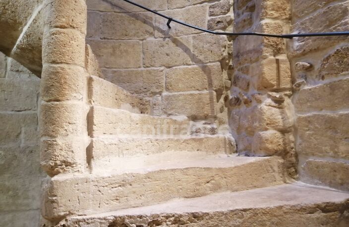UZES, élégante maison de ville en pierre du XVIIIe siècle au cœur d’Uzès, T4 de 108m2 — photo 3