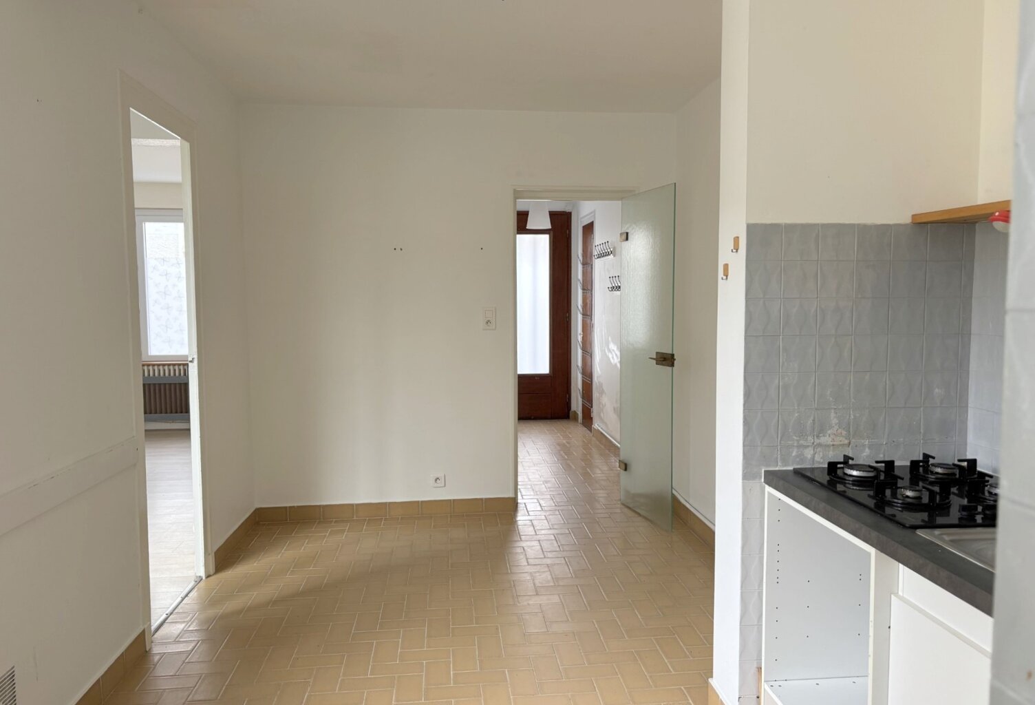 MAISON DE VILLE LUMINEUSE EN PLEIN COEUR DE LA TURBALLE - TOUT A PIED - QUATRE CHAMBRES & UN BUREAU — photo 1