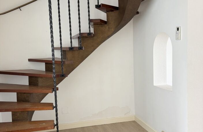 MAISON DE VILLE LUMINEUSE EN PLEIN COEUR DE LA TURBALLE - TOUT A PIED - QUATRE CHAMBRES & UN BUREAU — photo 2
