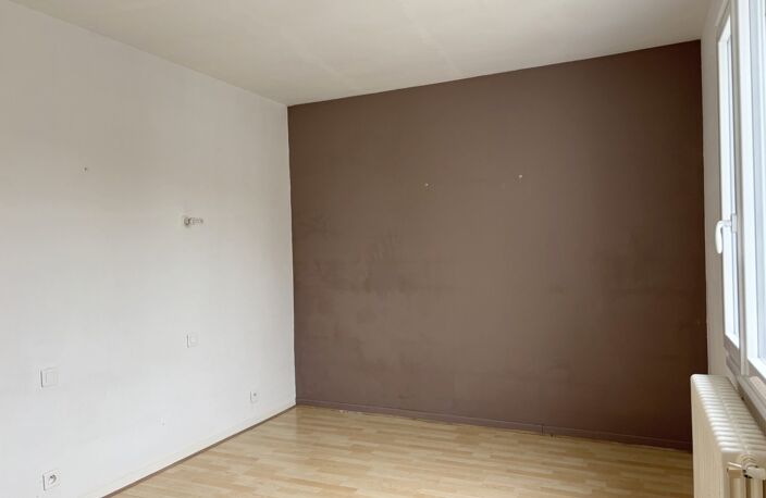 MAISON DE VILLE LUMINEUSE EN PLEIN COEUR DE LA TURBALLE - TOUT A PIED - QUATRE CHAMBRES & UN BUREAU — photo 3