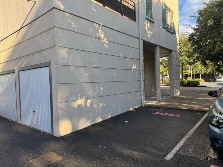 Parking Extérieur À Vendre - Anse Centre — photo 1