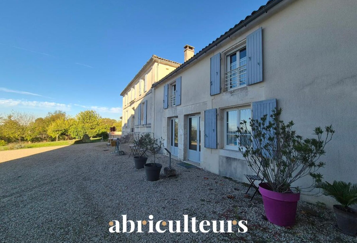 Maison de caractère avec gîtes et piscine en vente à Mérignac 16200 — photo 1