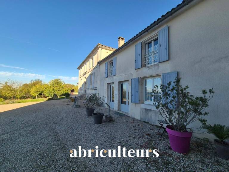 Maison de caractère avec gîtes et piscine en vente à Mérignac 16200 — photo 1