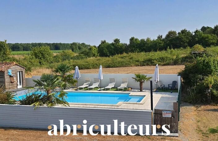 Maison de caractère avec gîtes et piscine en vente à Mérignac 16200 — photo 2