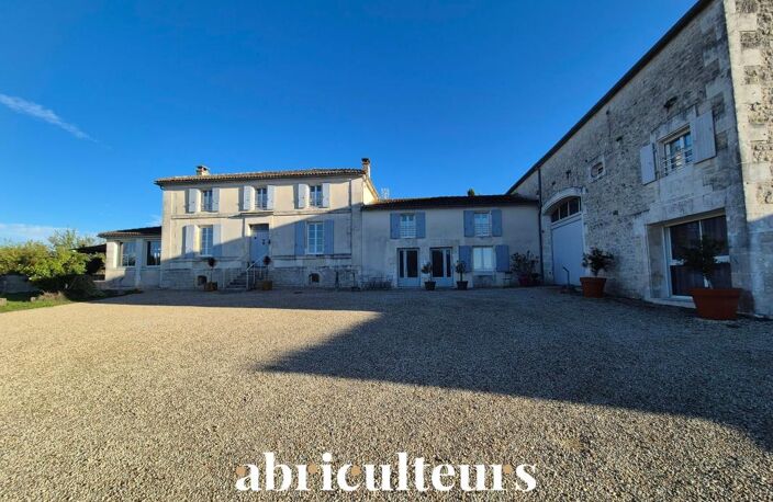 Maison de caractère avec gîtes et piscine en vente à Mérignac 16200 — photo 4