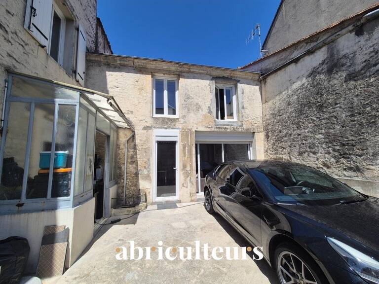 Ensemble immobilier à rénover en vente à Jarnac (16200) — photo 1