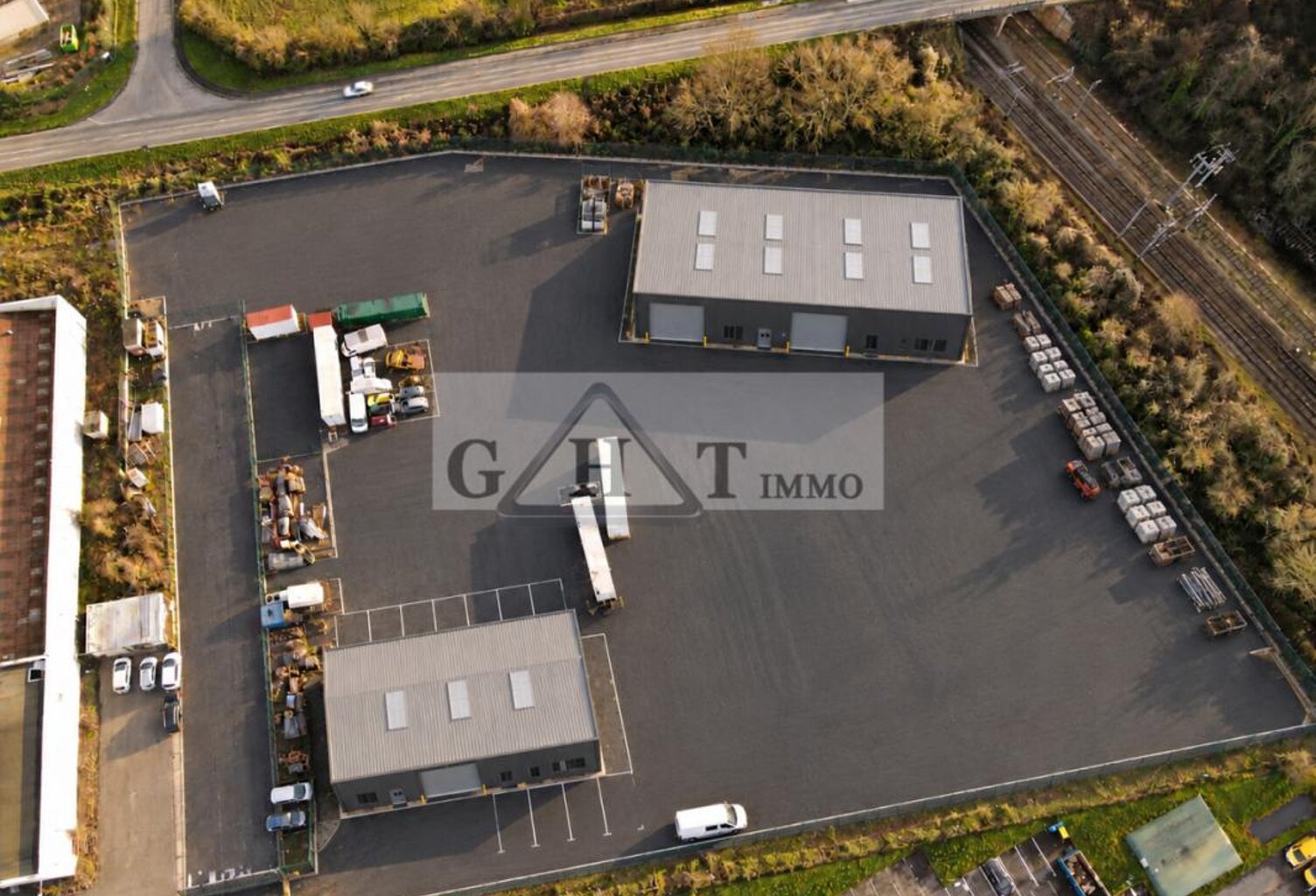 TERRAINS DE STOCKAGE À LOUER – JUSQU’À 10 000 M² + ENTREPÔT DE 875 M² — photo 1