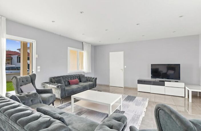 PONT-ÉVÊQUE (38) | Maison contemporaine de 138 m² avec 4 chambres, garage double et terrain piscinable — photo 3