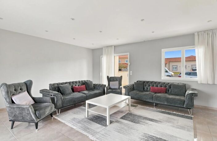PONT-ÉVÊQUE (38) | Maison contemporaine de 138 m² avec 4 chambres, garage double et terrain piscinable — photo 4